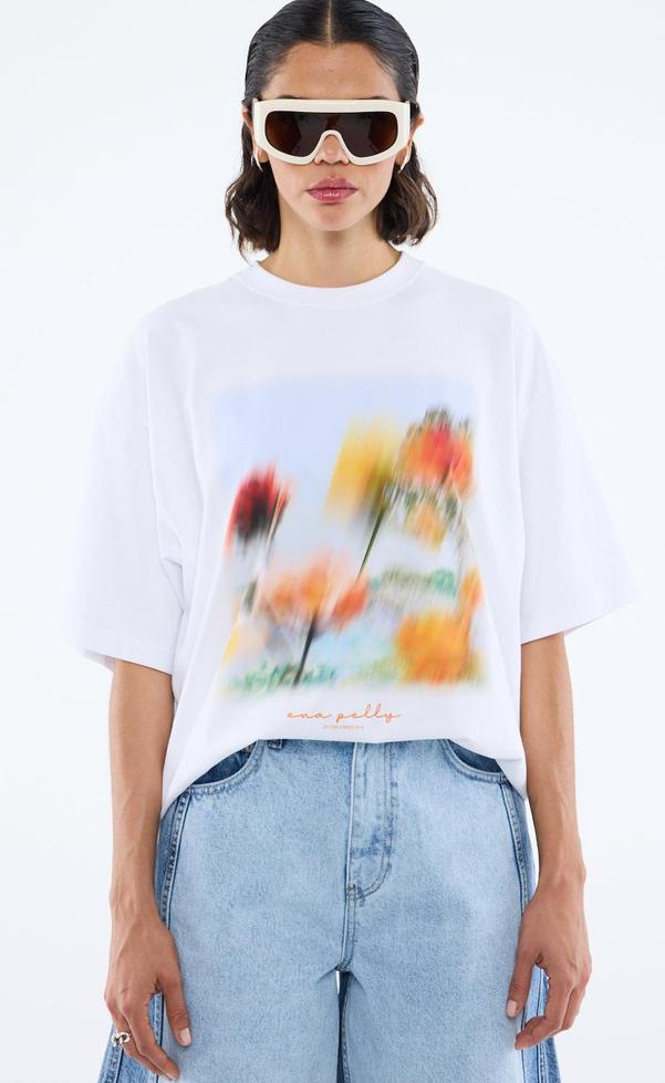 Blurred Daisy Frame - White