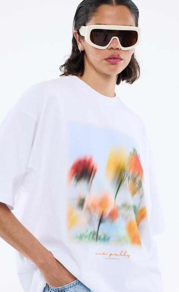 Blurred Daisy Frame - White
